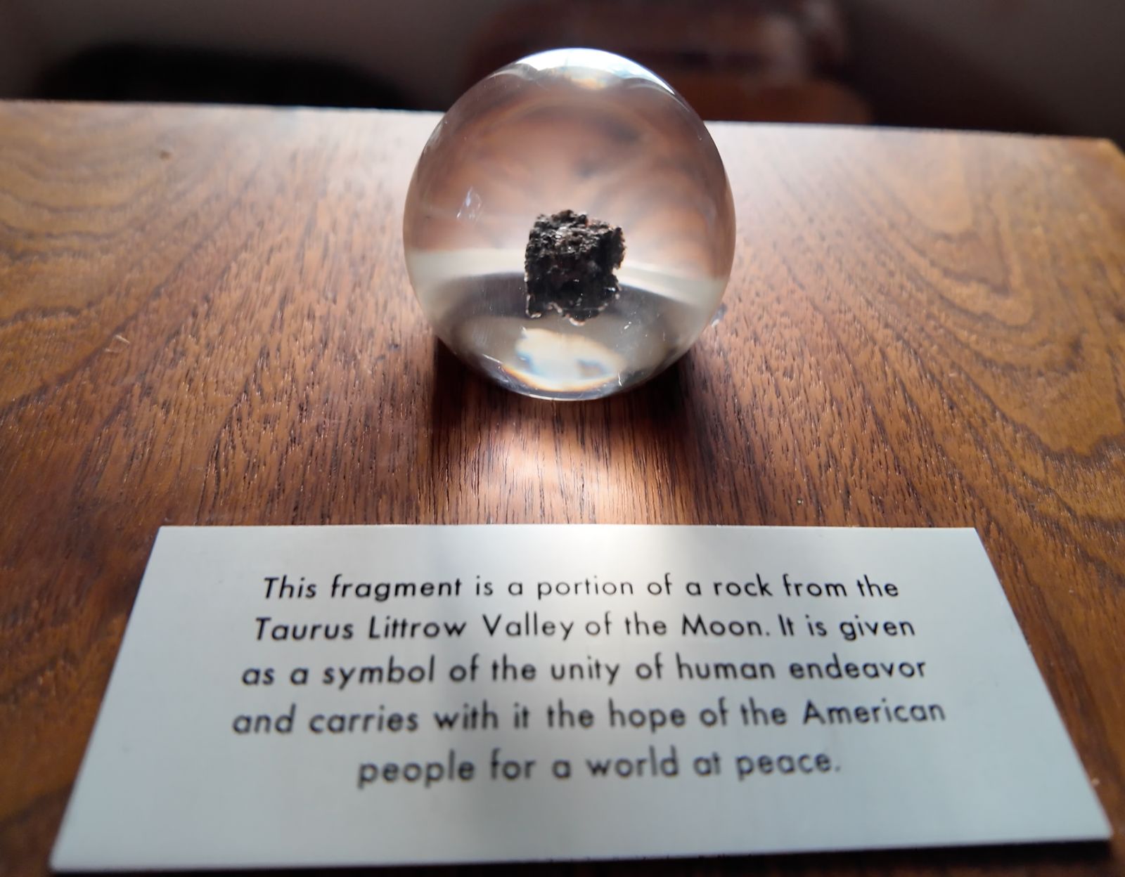 La UMSA alberga un pedazo de la Luna y revive el aporte boliviano a la era Apolo